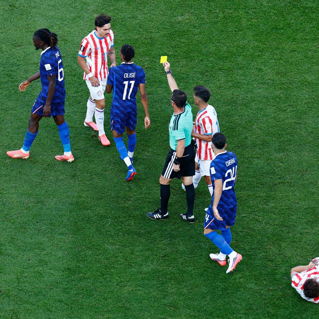 El árbitro Ilgiz Tantashev muestra tarjeta amarilla a Michael Olise, de Francia , tras un choque con Matías Galarza, de Paraguay.  Foto: Reuters